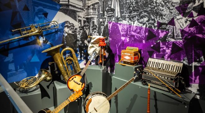 Instruments d'une fanfare incluant une cornemuse italienne au centre de la photo