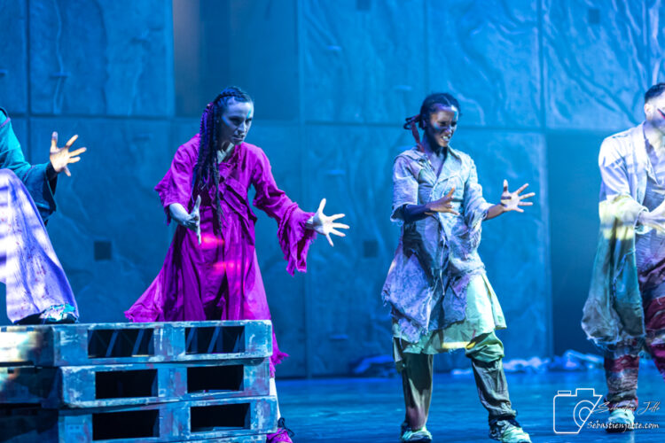 Les Bohémiens dirigés par Clopin