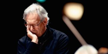 Accusé d’avoir frappé un chanteur, le chef d’orchestre John Eliot Gardiner se retire