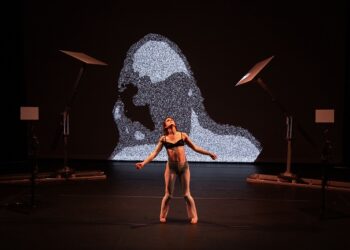 Performance captivante avec Giverny Welsch : combinaison de danse, de robotique et de technologie