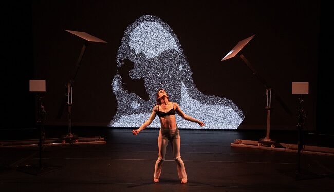 Performance captivante avec Giverny Welsch : combinaison de danse, de robotique et de technologie