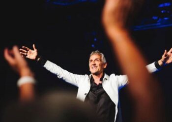 Bruno Coppens: l’humoriste qui jongle avec les mots