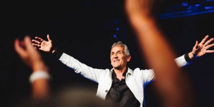 Bruno Coppens: l’humoriste qui jongle avec les mots