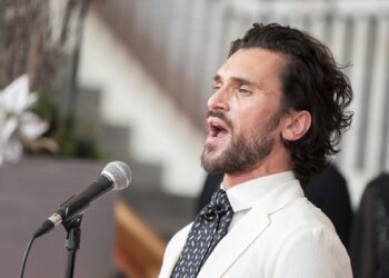 Entrevue – Vladimir Kornéev : voyage musical de Parapapam à Piaf