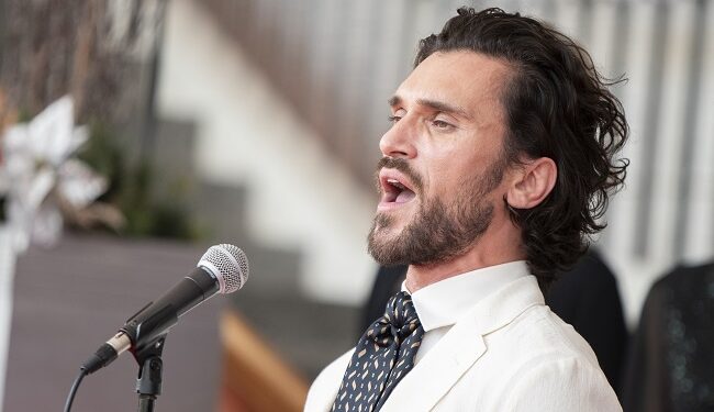 Entrevue – Vladimir Kornéev : voyage musical de Parapapam à Piaf