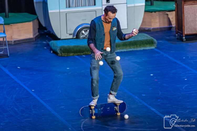 Découvrez les photos de Camping, le spectacle du temps des Fêtes!