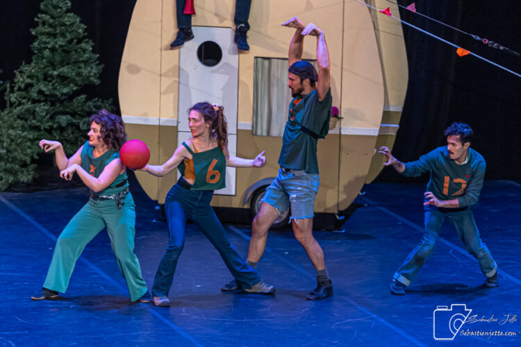 Découvrez les photos de Camping, le spectacle du temps des Fêtes!