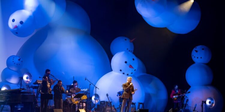Pierre Lapointe : flamboyant spectacle de Noël, hors des sentiers battus !