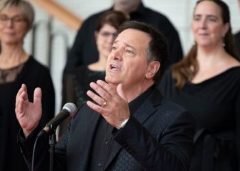 Entrevue – Symphonie de Noël chez Mario Pelchat : entre tradition, passion et harmonie artistique