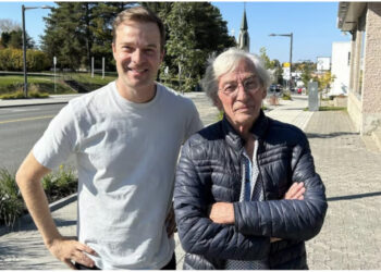 L’animateur Stéphane Leclair et le chanteur Richard Desjardins à Val-d’Or. Photo : Radio-Canada