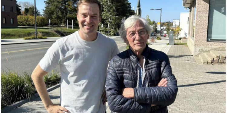L’animateur Stéphane Leclair et le chanteur Richard Desjardins à Val-d’Or. Photo : Radio-Canada