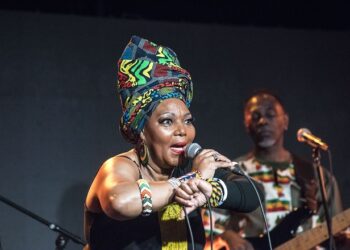 Harmonies du monde: Lorraine Klaasen enflamme Montréal de sa voix