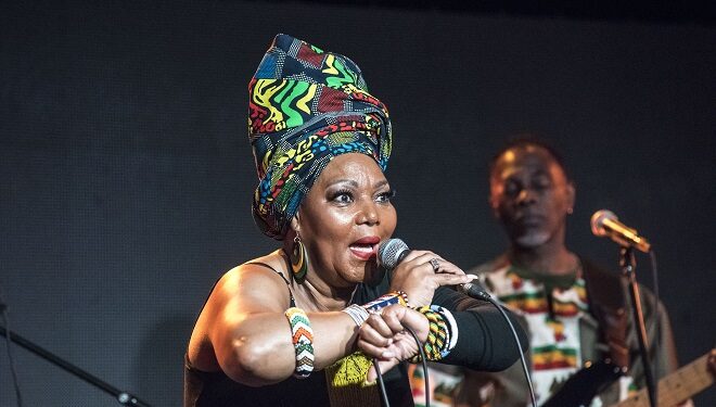 Harmonies du monde: Lorraine Klaasen enflamme Montréal de sa voix