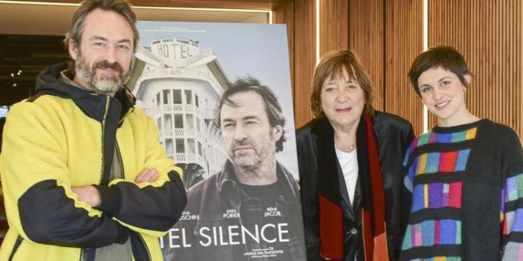 Entrevue avec les artisans du film Hotel Silence qui sort au cinéma dès le 29 mars.