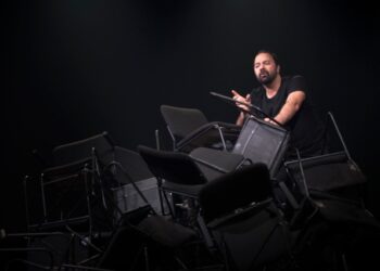 ZÉRODE MANI SOLEYMANLOU : Un solo poignant sur les identités plurielles