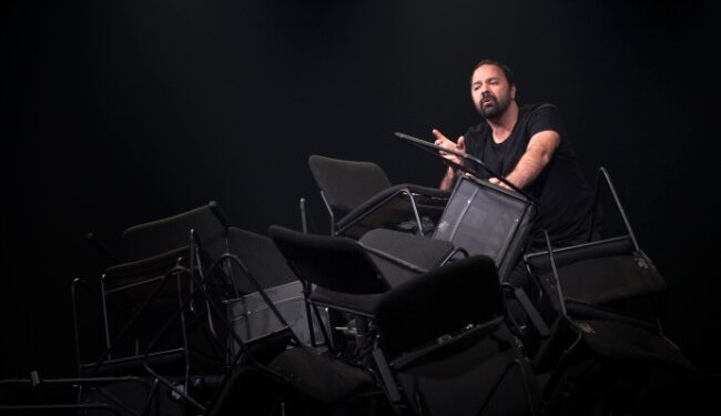 ZÉRODE MANI SOLEYMANLOU : Un solo poignant sur les identités plurielles