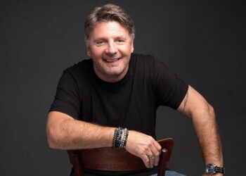 Rires et réflexions : Le monde de Philippe Lellouche entre Québec et France