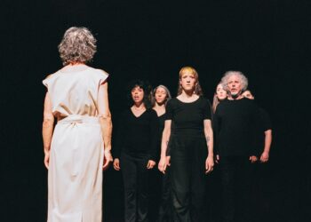 Chœur et chorégraphes d’André Pappathomas : une fusion magistrale à l’Agora de la Danse