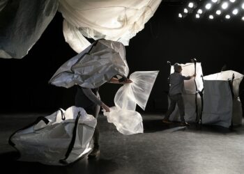 Une performance queer anticapitaliste captivante, absurde, réaliste et touchante !