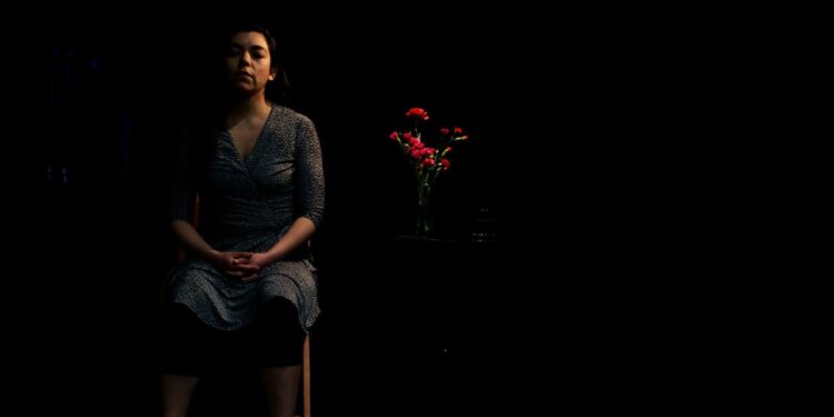 Sonia Bustos explore l’héritage et le deuil dans une élégie dansée poignante au MAI