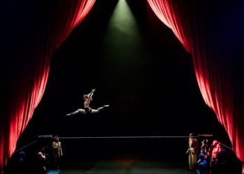 «Tomber en amour»: les finissants de l’École nationale de cirque s’éclatent!
