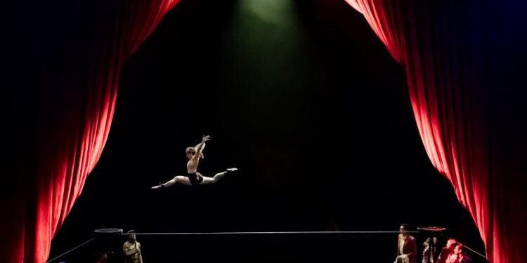 «Tomber en amour»: les finissants de l’École nationale de cirque s’éclatent!