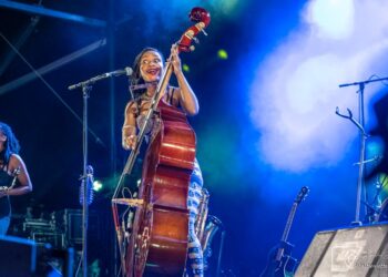 Angelique Francis : Une musicienne prodige à la voix puissante et au talent multiple