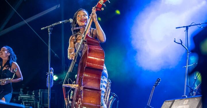 Angelique Francis : Une musicienne prodige à la voix puissante et au talent multiple