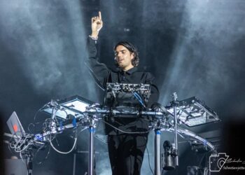 Ambiance électrisante de Apashe à la Place des Festivals