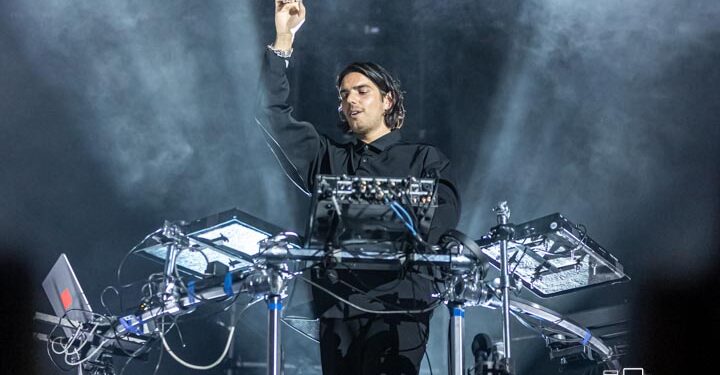 Ambiance électrisante de Apashe à la Place des Festivals