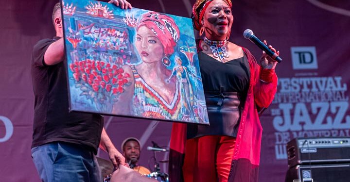 Lorraine Klaasen : Une chanteuse de world music au talent indéniable
