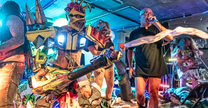 Métal, humour et démesure : le concert qui a tout déclenché