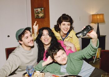 Julie à la Grande Licorne : Reflets touchants d’un deuil collectif