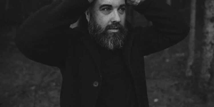 Bisou, un récit à la fois drôle et touchant, avec un ton mordant.