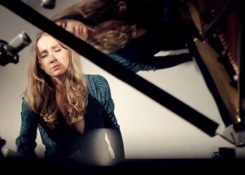 L’extraordinaire exploit de la voix de Rachel Fenlon s’auto-accompagnant au piano