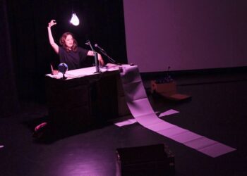 De la Brumanie au Québec : Hoda Adra explore les fractures de l’identité dans une performance envoûtante