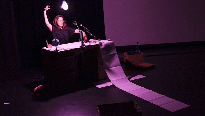 De la Brumanie au Québec : Hoda Adra explore les fractures de l&rsquo;identité dans une performance envoûtante