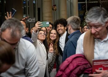 Le chef Rafael Payare entouré d'admiratrices