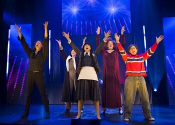 Revue et corrigée 2024 : un feu d’artifice de sketches hilarants (photos)