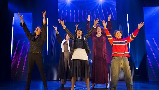 Revue et corrigée 2024 : un feu d’artifice de sketches hilarants (photos)