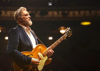 Sylvain Cossette célèbre 25 ans de Rendez-vous avec une tournée anniversaire