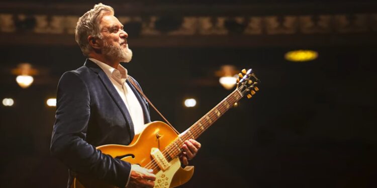 Sylvain Cossette célèbre 25 ans de Rendez-vous avec une tournée anniversaire