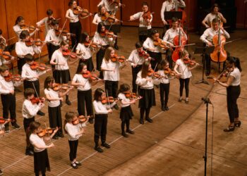 Une saison, une vie : 60 ans de Petits Violons