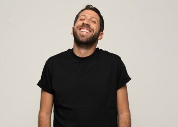 Une rencontre avec un artiste comédien pas de chez nous, chez nous!