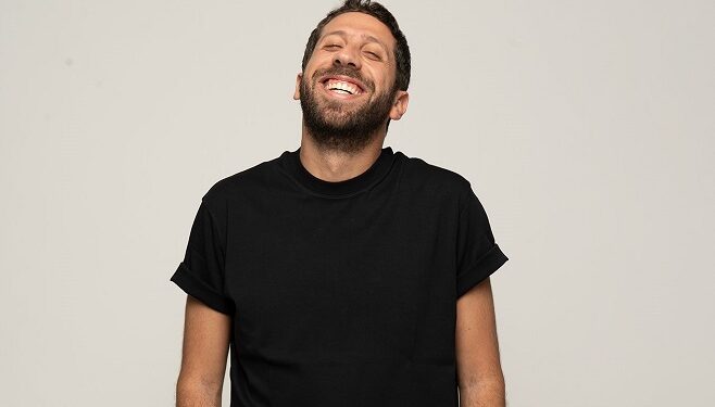 Une rencontre avec un artiste comédien pas de chez nous, chez nous!