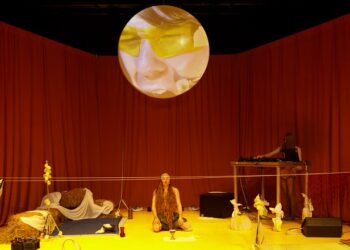 La sommation des acouphènes de Gui B.B: un univers théâtral audacieux et renversant!