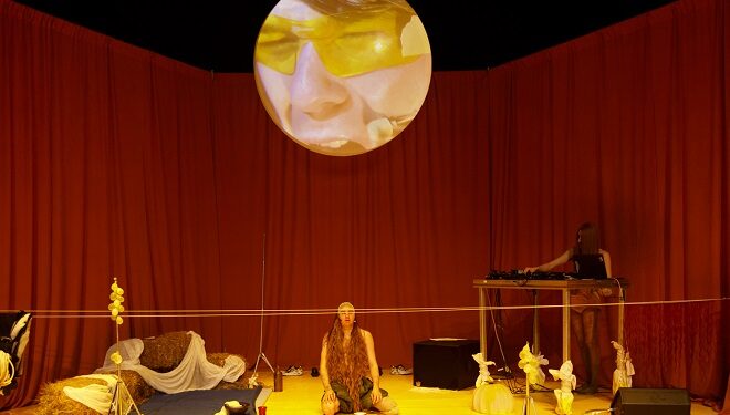 La sommation des acouphènes de Gui B.B: un univers théâtral audacieux et renversant!