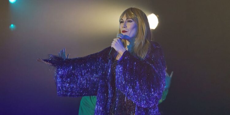 L’univers pop et flamboyant : Jimmy Moore en Taylor Swift au Cabaret Mado