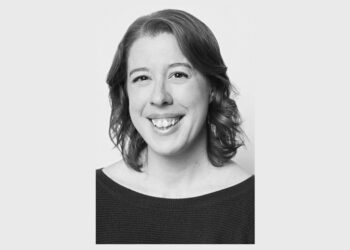 L’art de patauger dans une tasse de thé, un beau voyage au Royaume-Uni, où rires et passions se rencontrent.