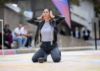 De la terre au cosmos : les voix autochtones en danse